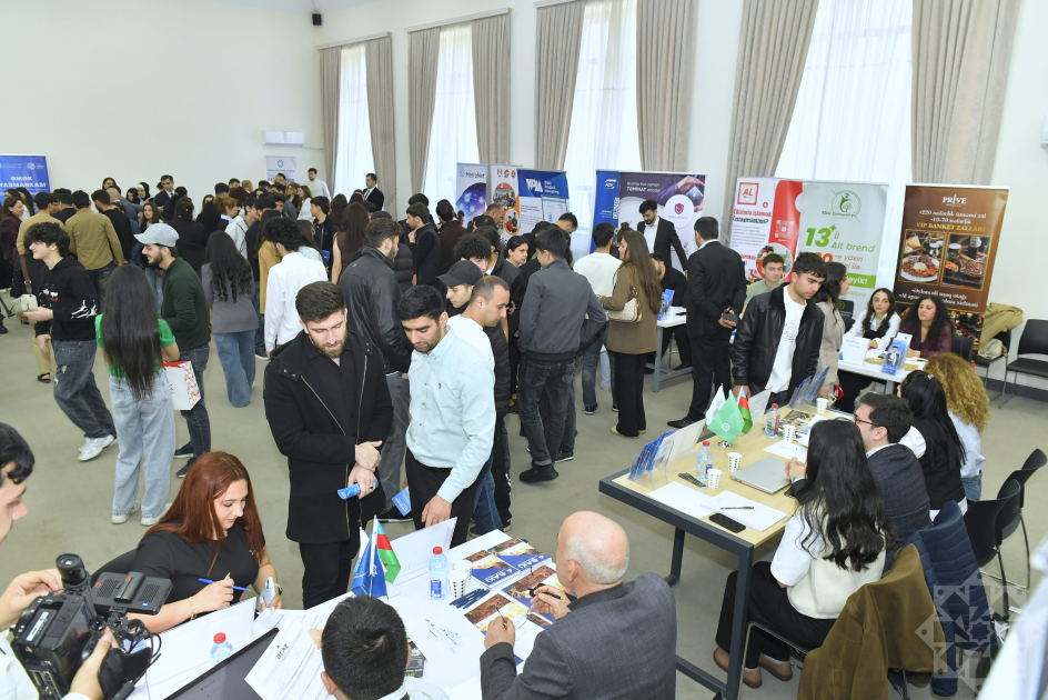 
На ярмарке в Баку 30 работодателей представили 341 вакансию