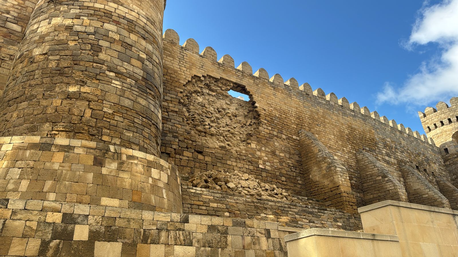 В Ичеришехер на небольшом участке крепостной стены произошла эрозия