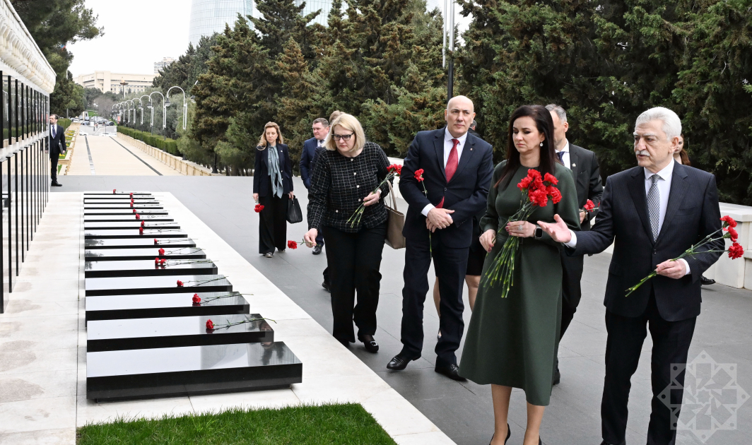 
Премьер-министр Литвы почтила память шехидов в Баку