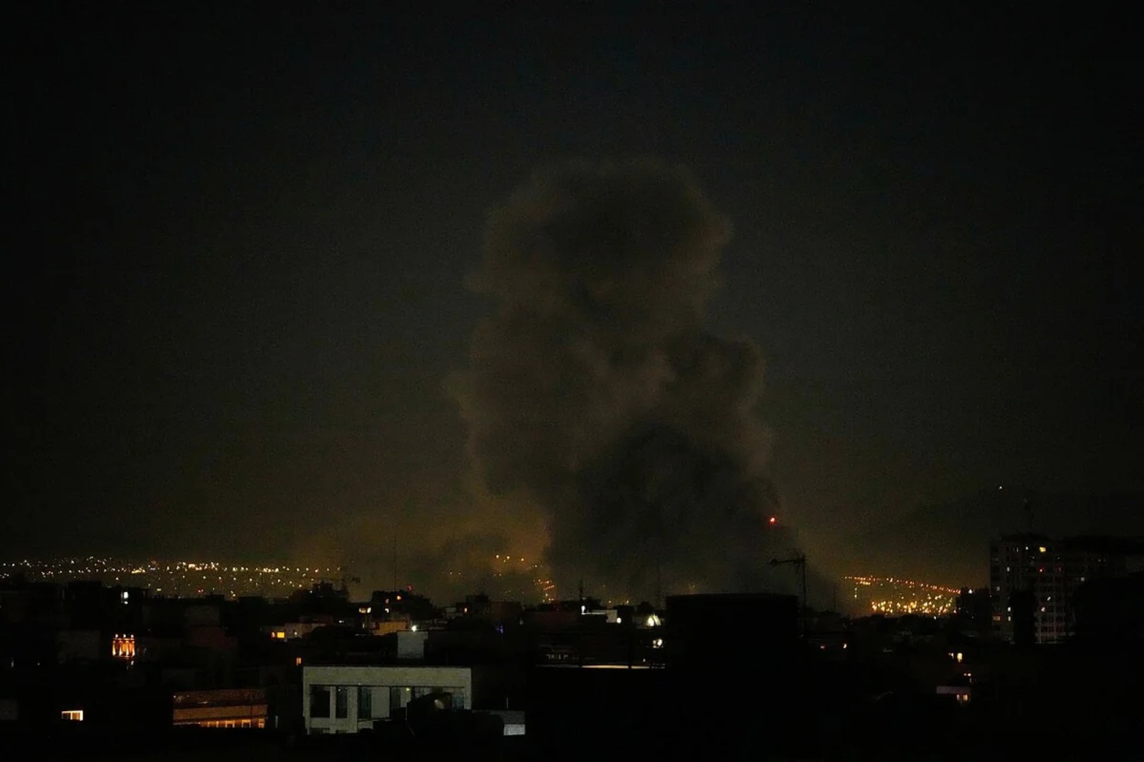 
СМИ: В Иране ночью были слышны взрывы и стрельба