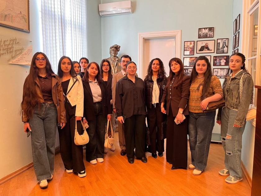 
Будущие филологи посетили Дом-музей Самеда Вургуна