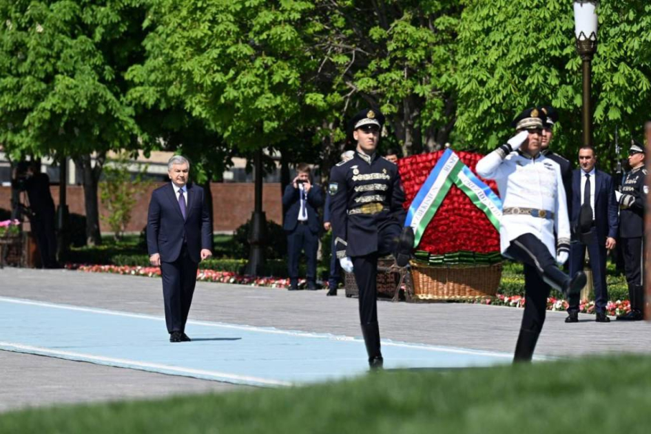 В Узбекистане на государственном уровне отмечается 690-летие Амира Темура