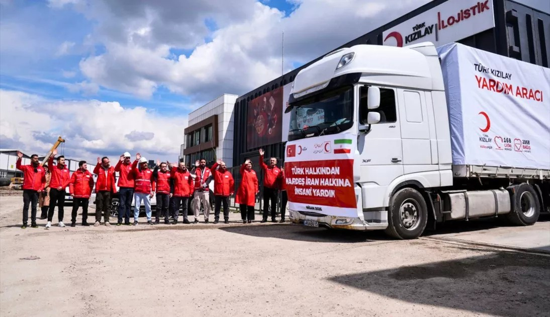 Турция отправила в Иран 48 тонн гумпомощи