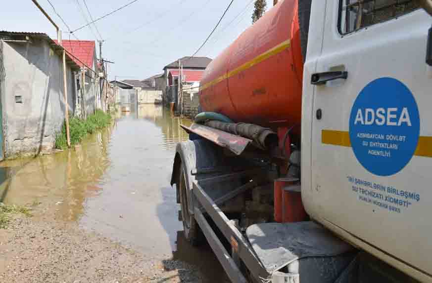 Коммунальные службы усиленно устраняют последствия ливней в Баку
