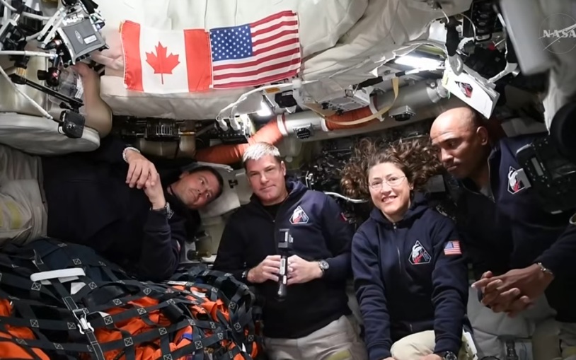 Экипаж "Артемиды-2" пролетел половину пути от Луны до Земли