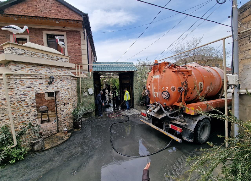 В поселке Кешля устраняются последствия разлива коллектора