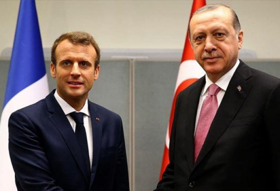 Президент Турции заявил Эмманюэлю Макрону о значимости рычагов дипломатии для мира в регионе