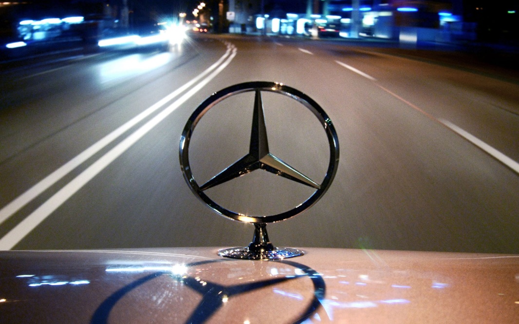 Житель Китая похоронил дорогой Mercedes рядом с родственником