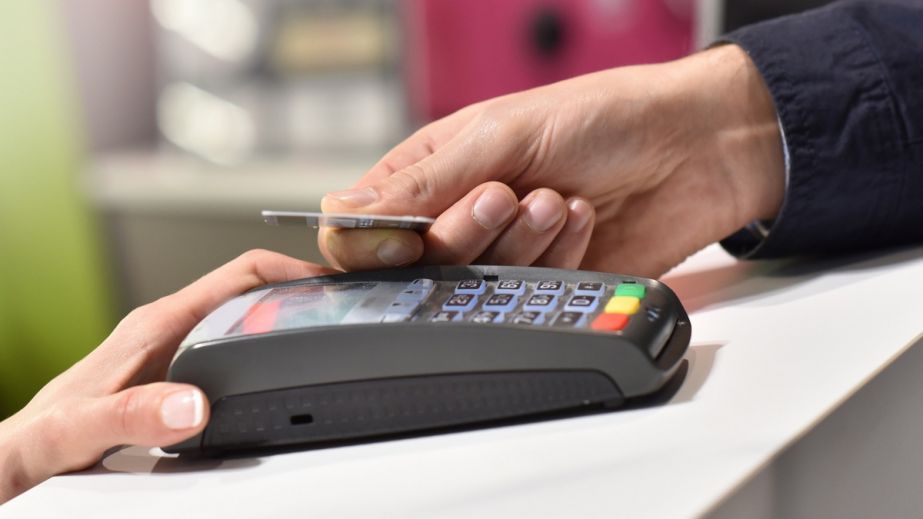 Нашел карту и тратил деньги: в Баку задержан подозреваемый