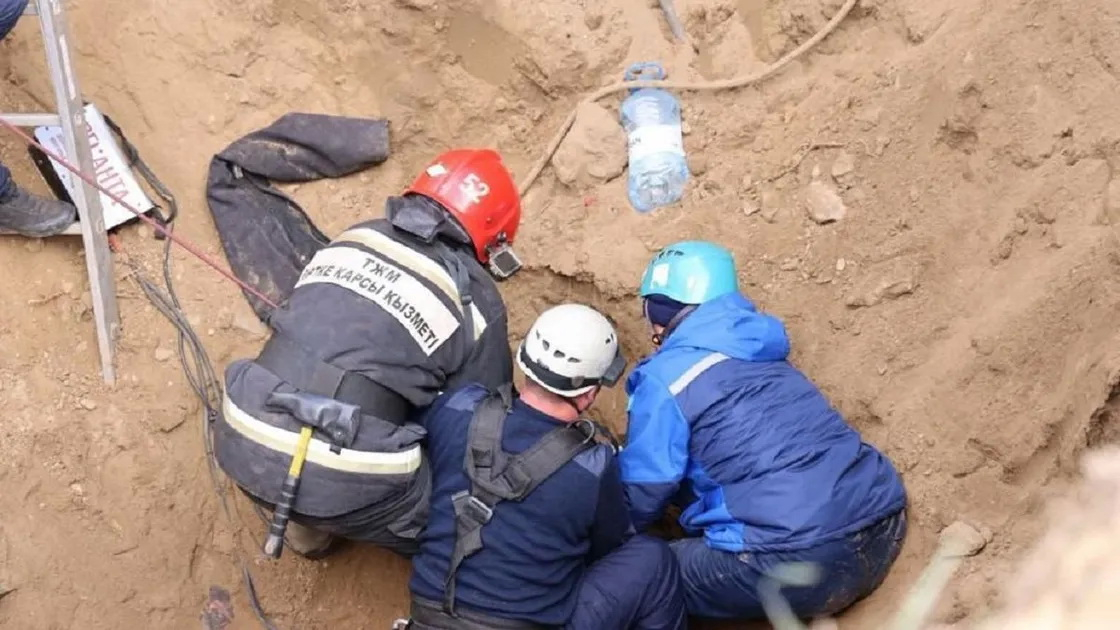 Обрушение грунта в Казахстане: двое погибших, трое спасены