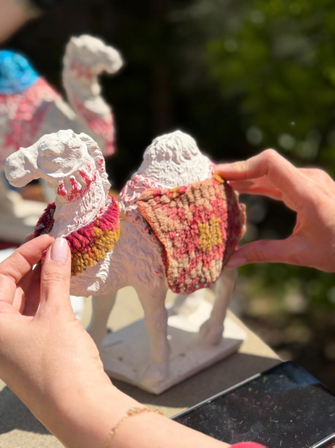 Восемь художников создали &laquo;Караван&raquo;, украшенный ковровыми орнаментами