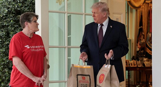 Трамп провел пресс-конференцию вместе с сотрудницей службы доставки