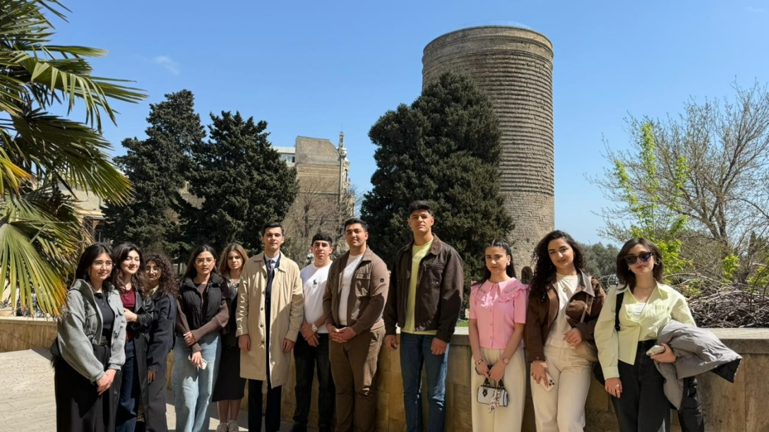 
Экскурсия студентов БГУ: &laquo;Городской переход: от Ичеришехер к Белому городу&raquo;