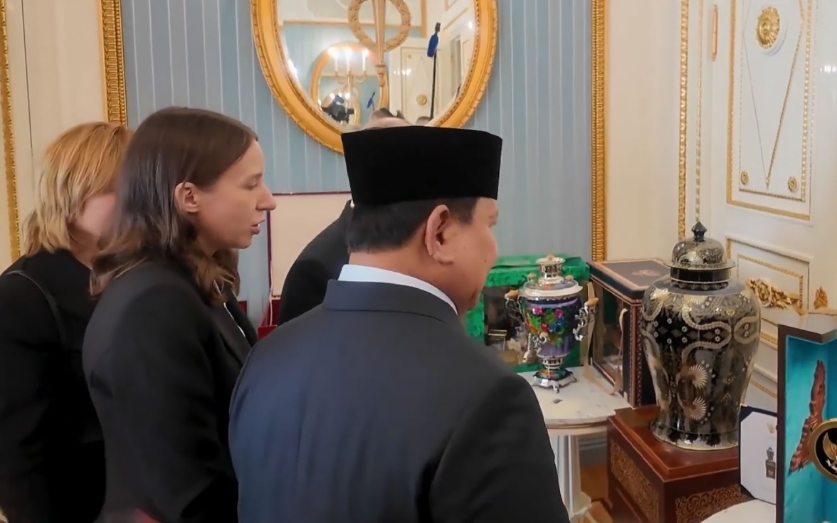 Путин подарил президенту Индонезии самовар, а в ответ получил вазу