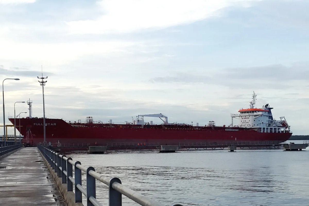 Китайский танкер не смог прорвать американскую блокаду 