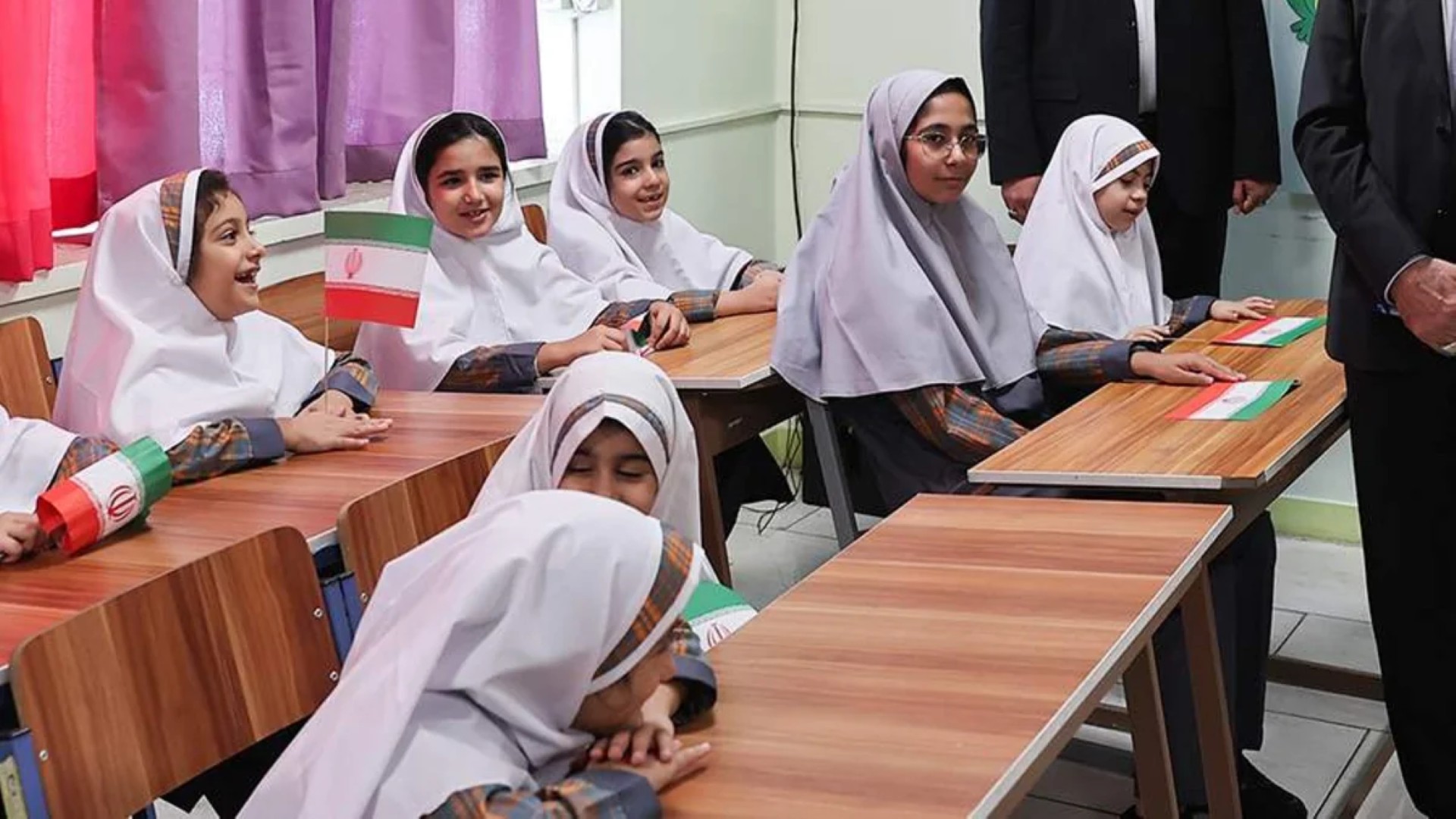 
В Иране школы готовятся перейти на дистанционное обучение