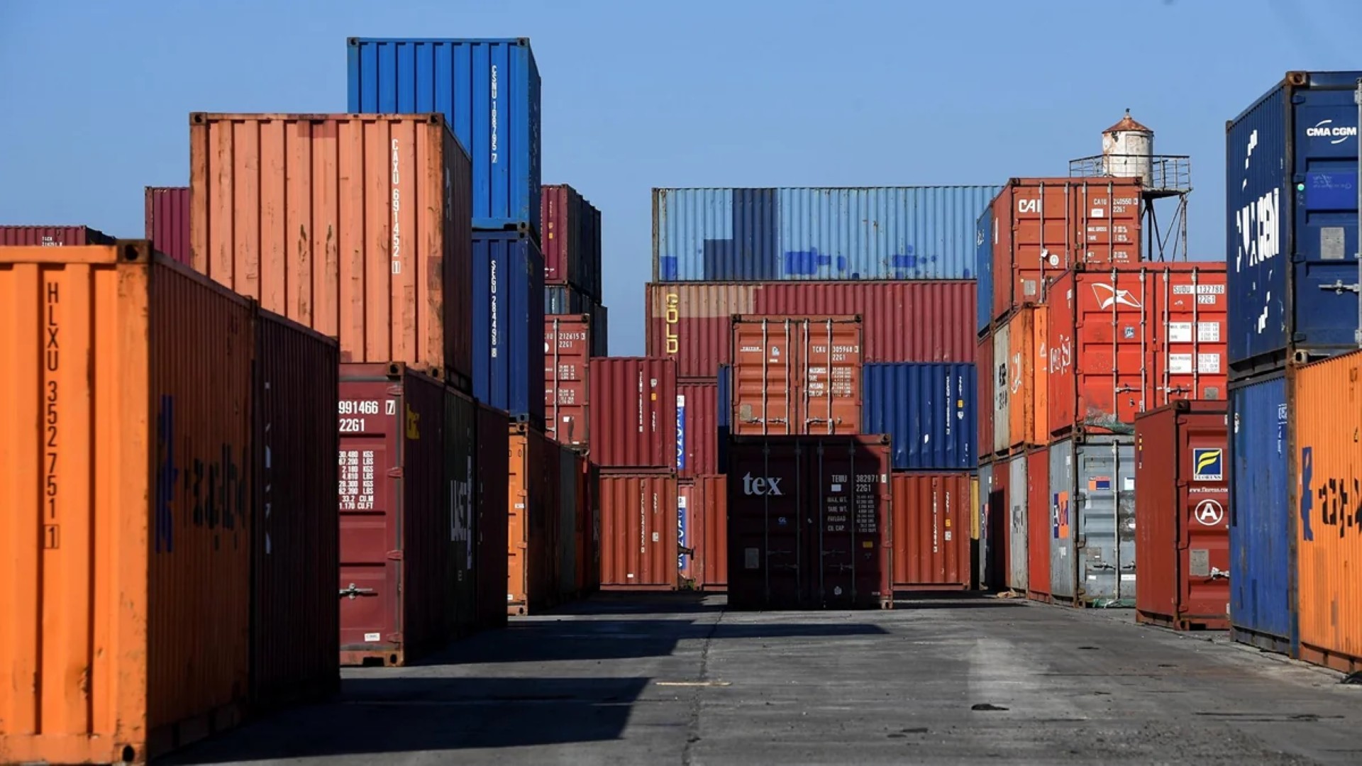 
Азербайджан начал импорт товаров из Армении