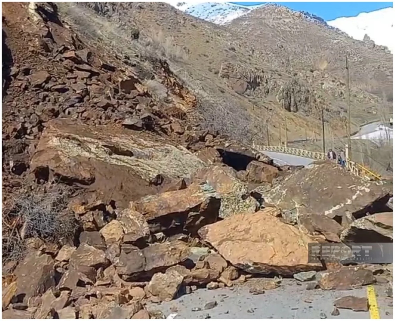 
В Ордубаде в результате обрушения скальных пород повреждена дорожная инфраструктура