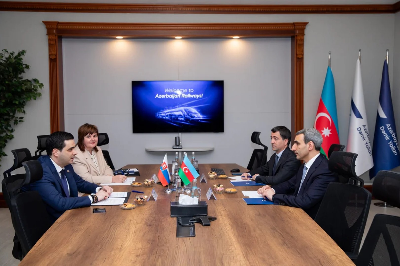 
Словакия и Азербайджан обсудили расширение сотрудничества в железнодорожной сфере