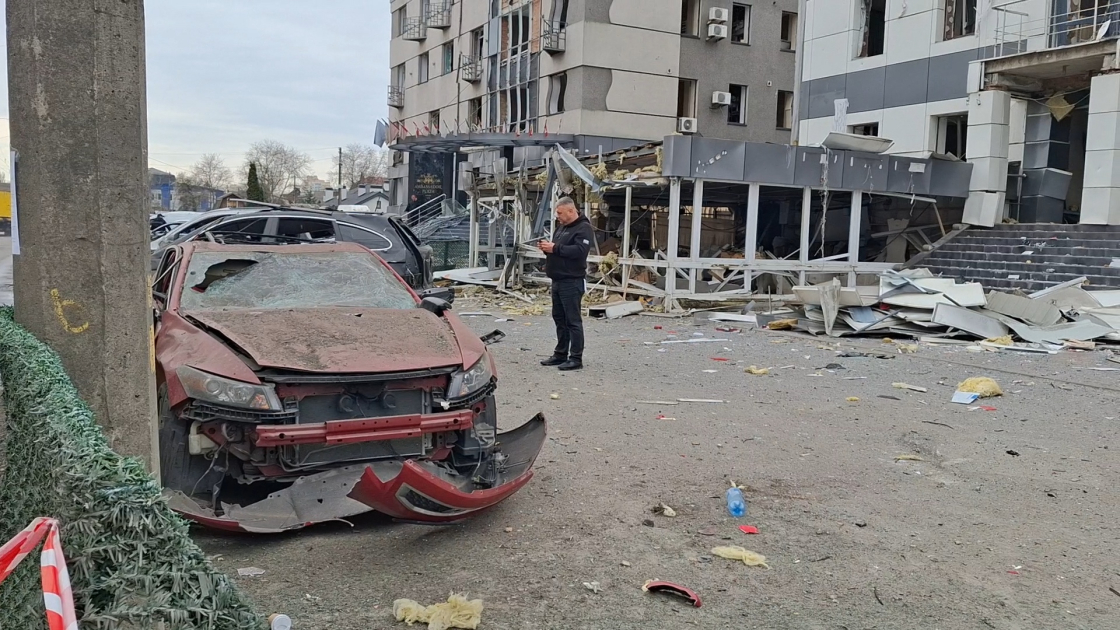 
В результате воздушной атаки на Киев разрушены отели и жилые дома, есть погибшие