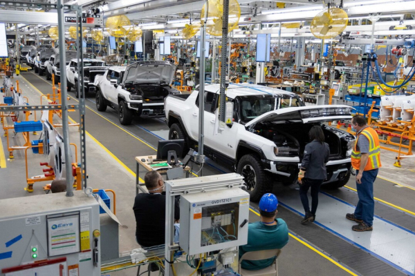 У Трампа призывают автогиганты перейти на военные рельсы