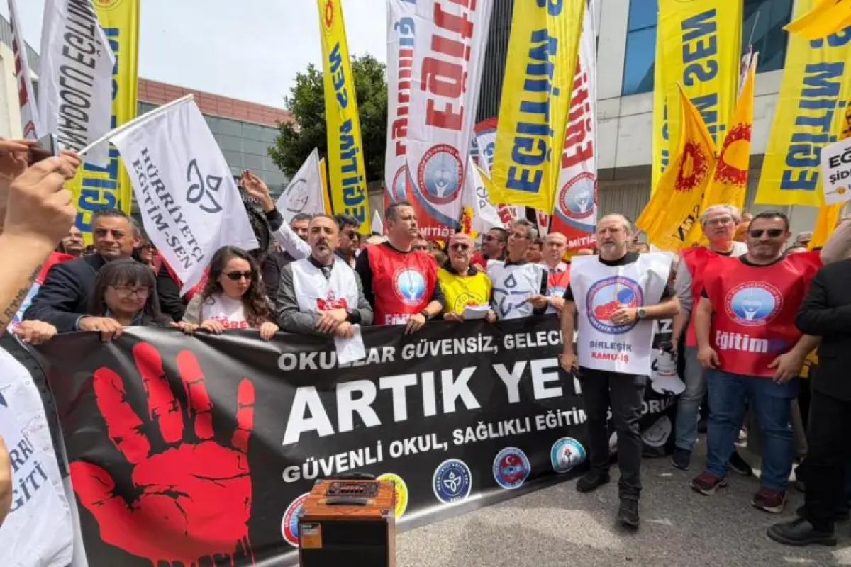 В Турции учителя требуют отставки министра образования после стрельбы в школах