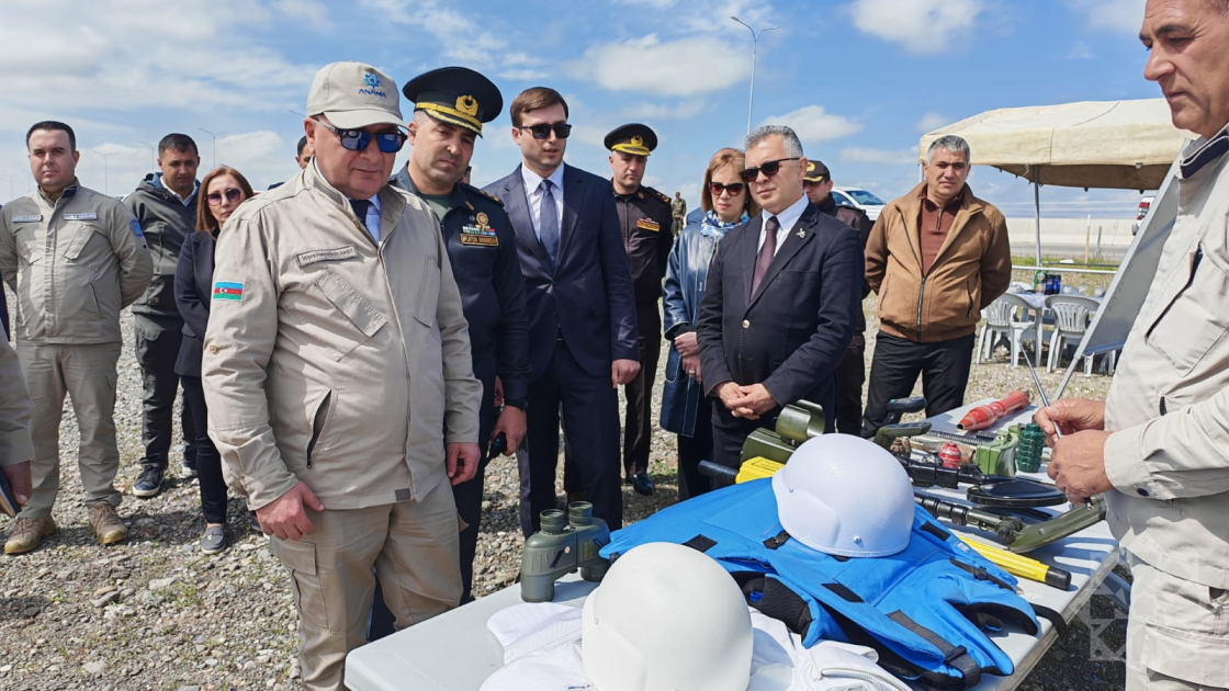 
Началась поездка в Агдам членов Рабочей группы по очистке от мин и неразорвавшихся боеприпасов