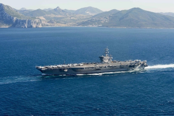 Горел атомный авианосец: пострадали моряки