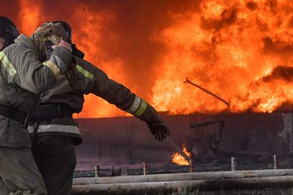 В России горит нефтебаза: тушат сотни пожарных