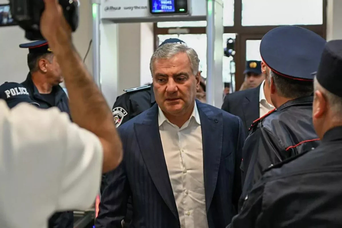 
В Армении завели дело по факту группового хулиганства сторонников Карапетяна