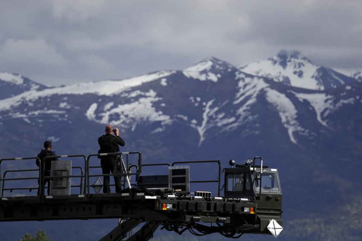 
На Аляске на территории военной базы медведь ранил двух солдат