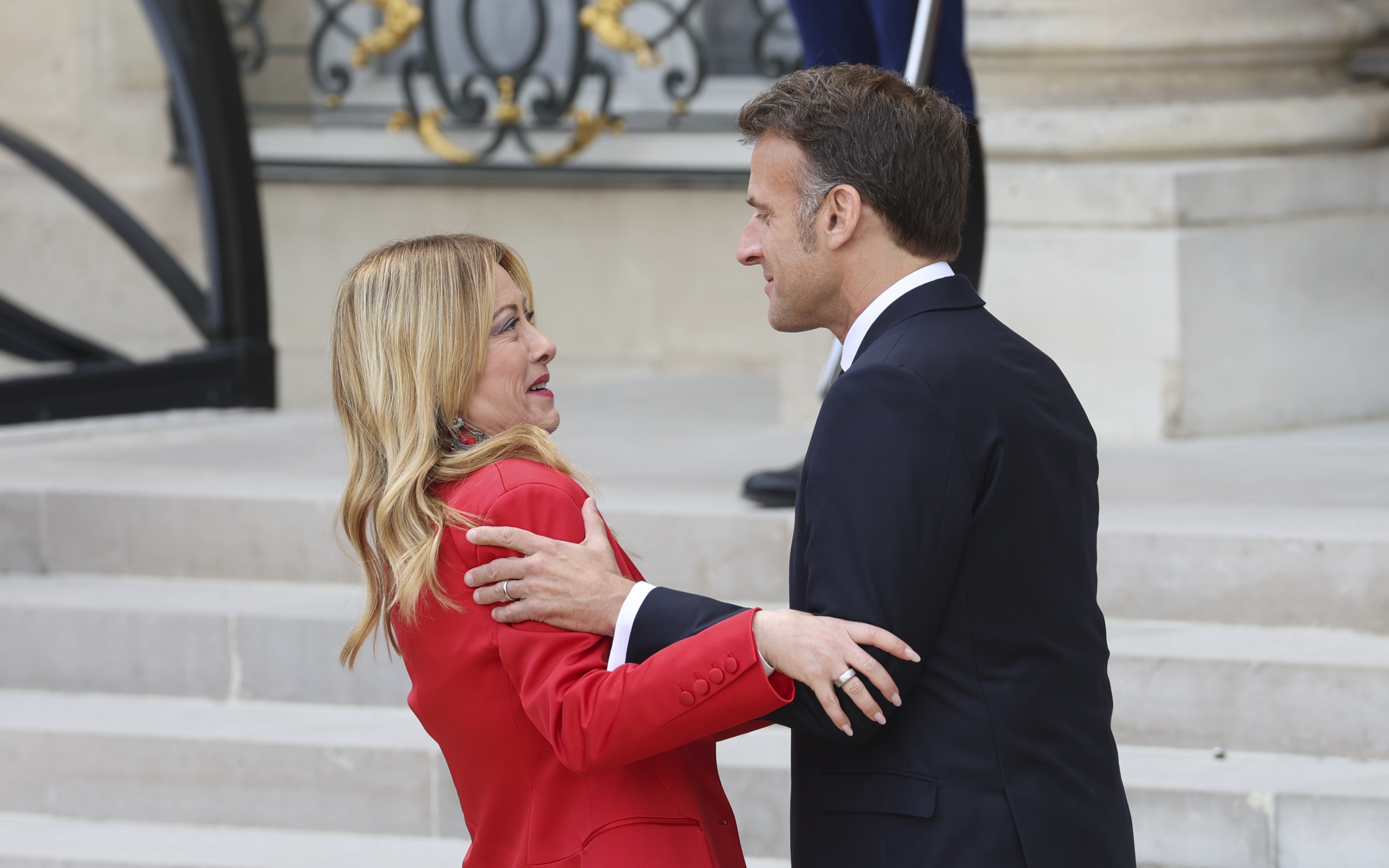 Макрон вызвал недоумение у Мелони слишком крепкими объятиями