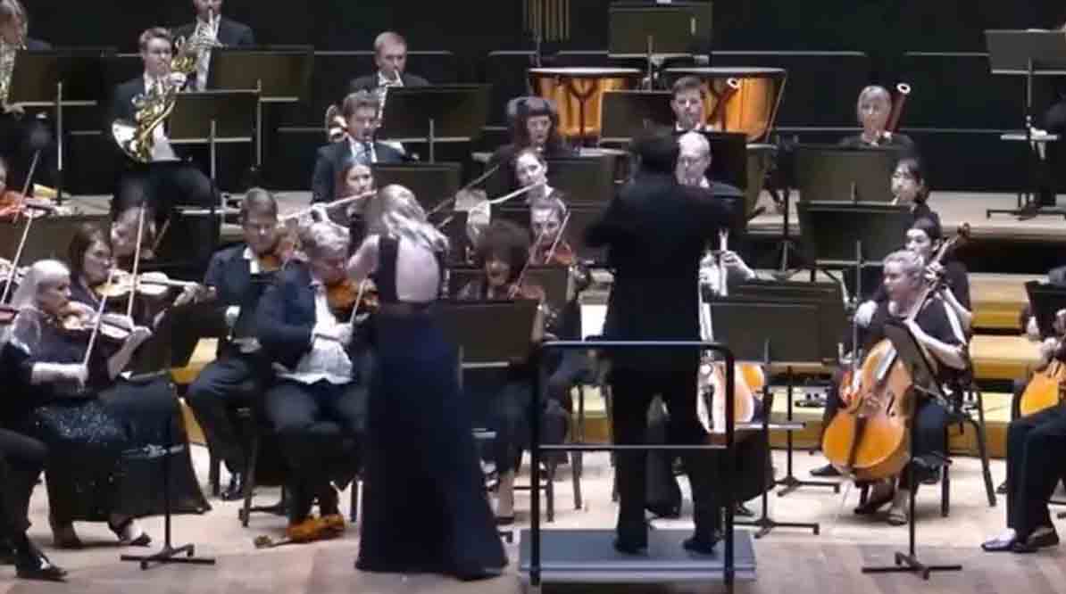 Дирижер выбил из рук солистки скрипку за миллион долларов