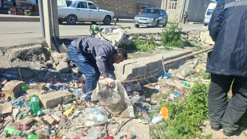 Мусор у школы