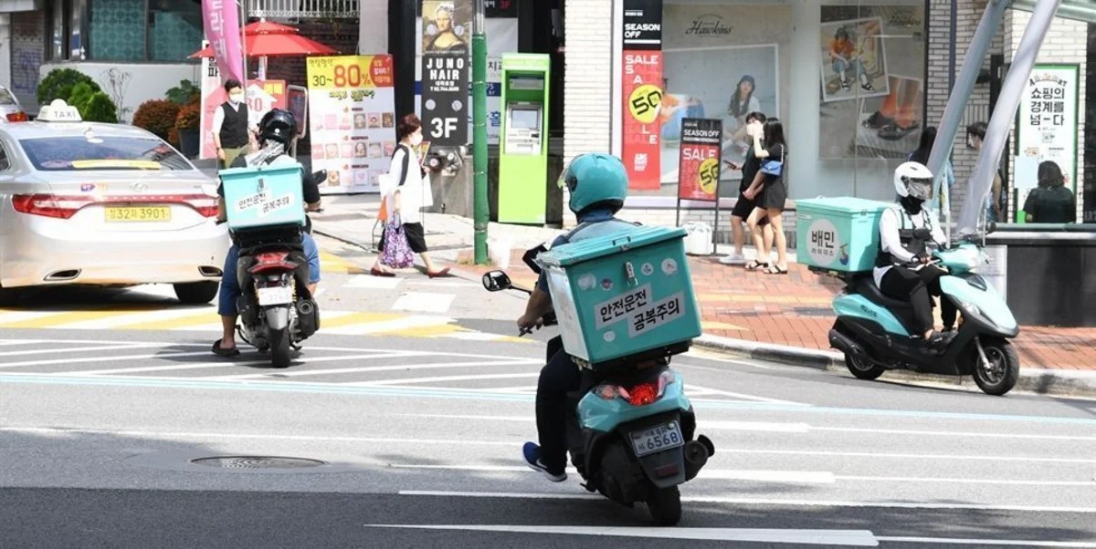 В Сеуле курьер съедал заказы клиентов и подменял их другой едой
