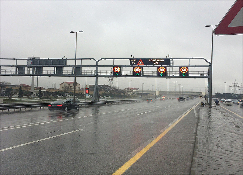 Из-за ветра на этой дороге временно снижен скоростной лимит