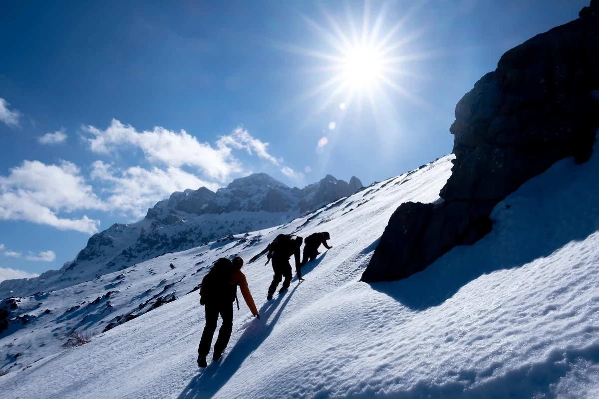 В России три туриста замёрзли насмерть при спуске с горы