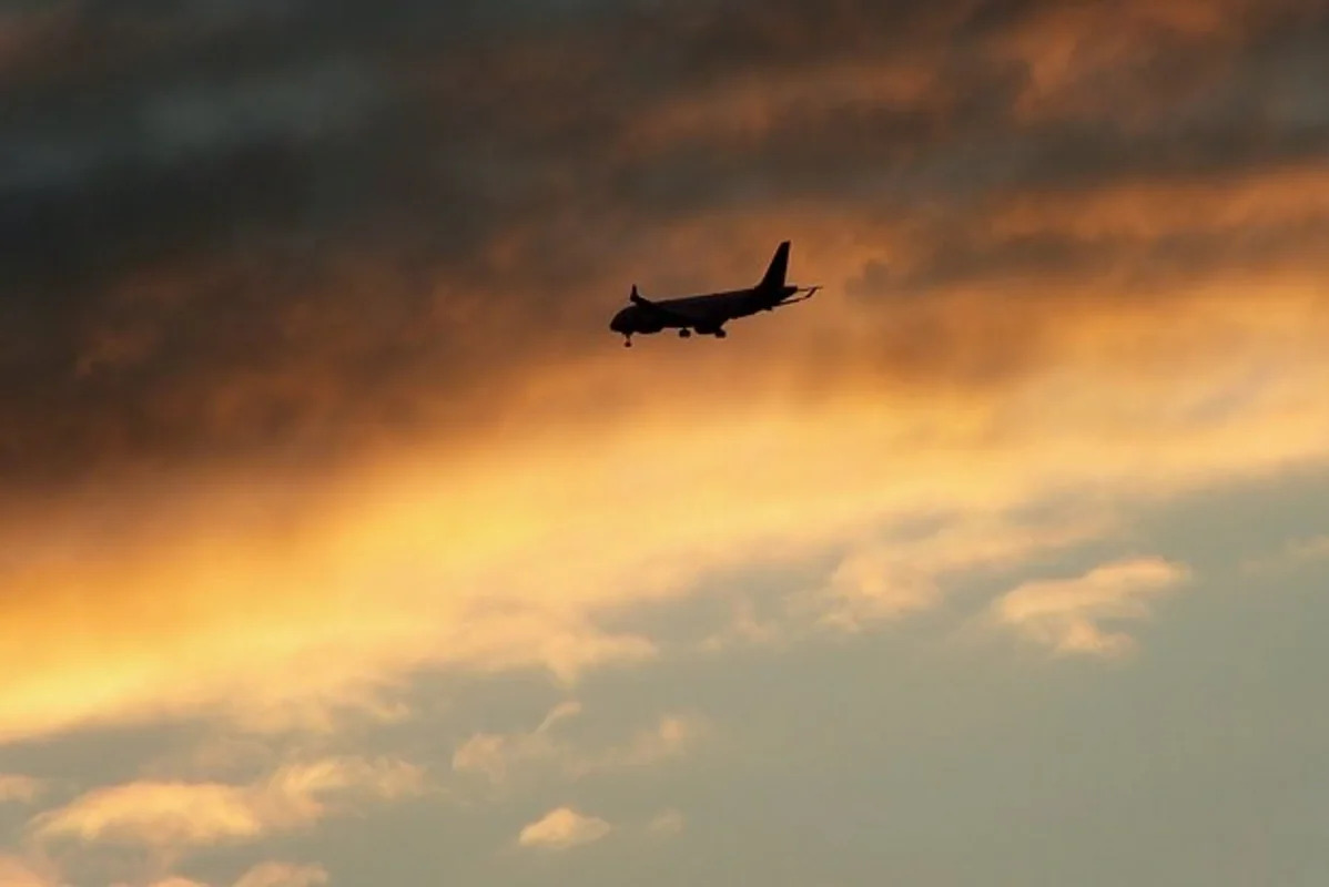 В США едва не столкнулись садившийся и взлетавший лайнеры