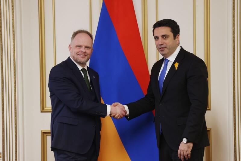 Симонян обсудил со спецпредставителем генсека НАТО региональные события​​​​​​​