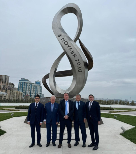 Руководитель межпарламентской группы дружбы Ирландия-Азербайджан посетил Парк Победы в Баку