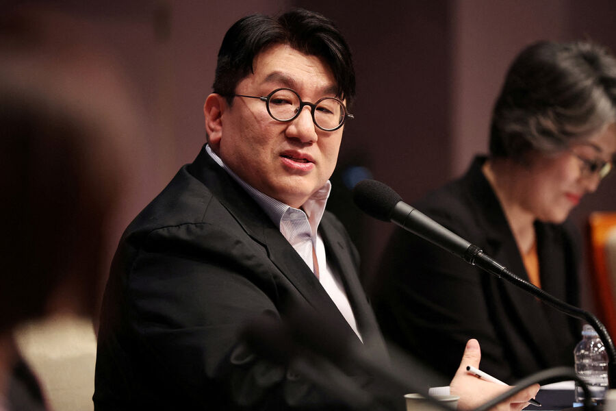 Полиция Южной Кореи собирается арестовать главу агентства BTS