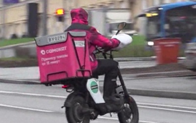 В Нижнем Новгороде водитель легковушки сбил курьера на велосипеде, а потом избил