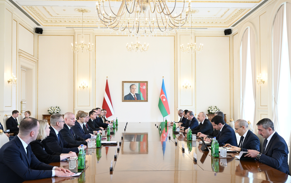 Состоялась встреча президентов Азербайджана и Латвии в расширенном составе