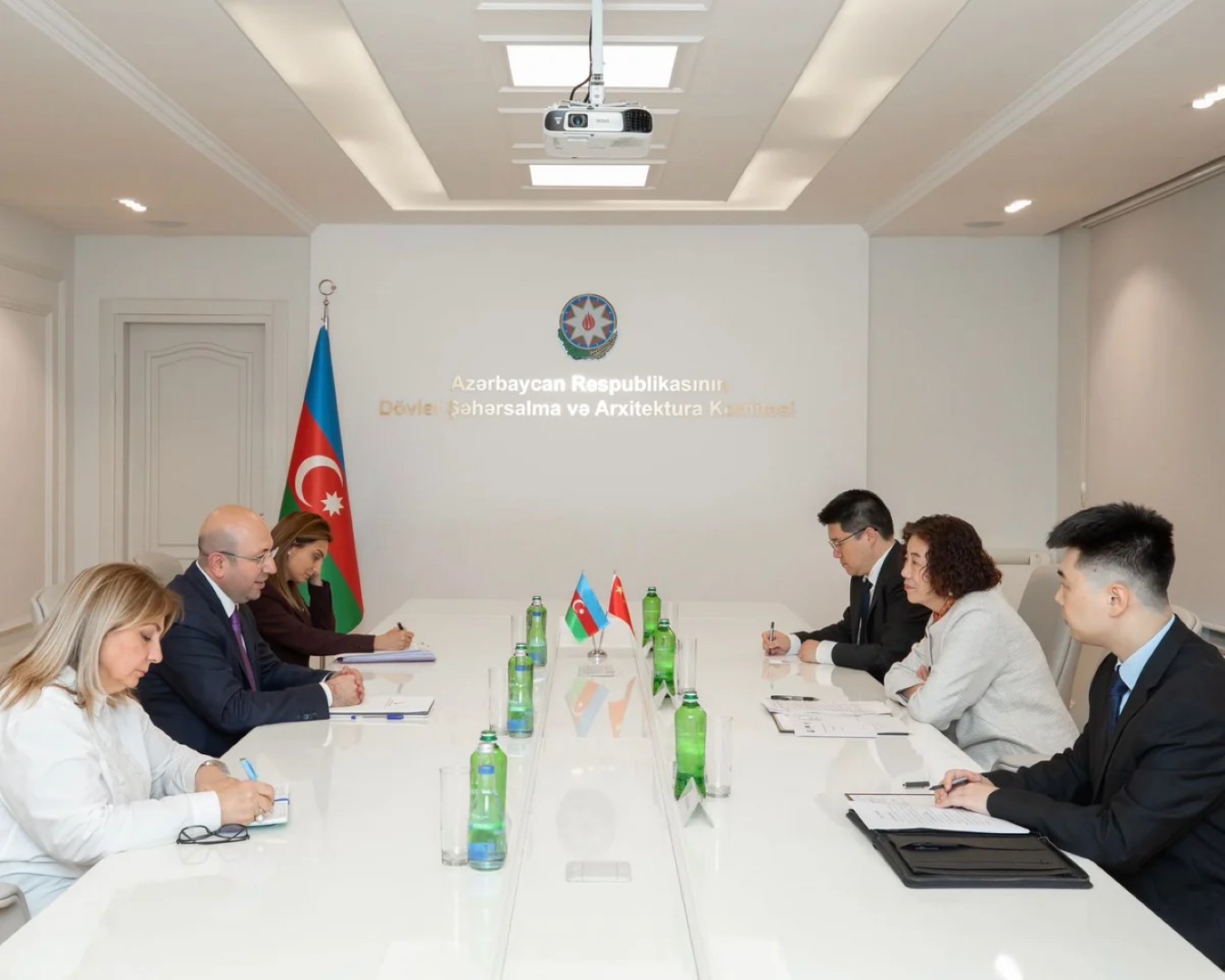 
Баку и Пекин обсудили сотрудничество в сфере устойчивого градостроительства