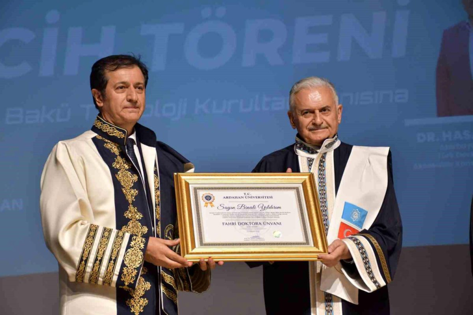 
Бинали Йылдырыму и Гасану Гасанову присвоены звания почетных докторов Ардаханского университета Турции