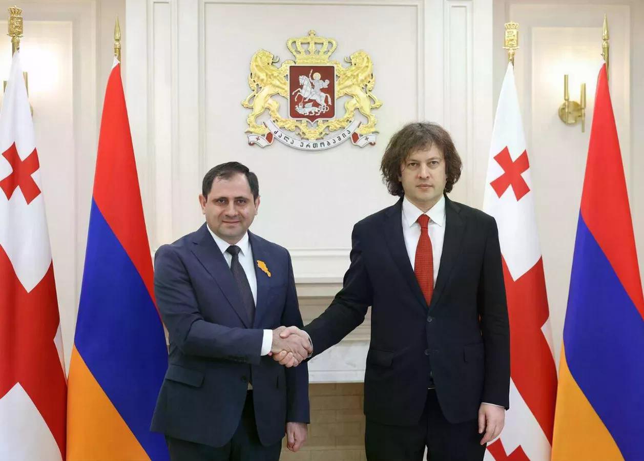 Министр обороны Армении в Грузии обсудил вопросы безопасности в регионе