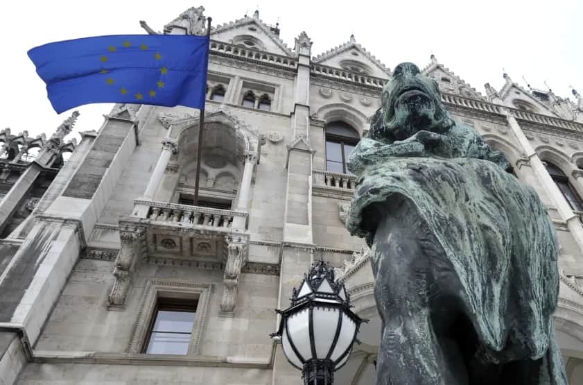 Флаг ЕС снова появится на здании парламента Венгрии после более чем 10 лет отсутствия