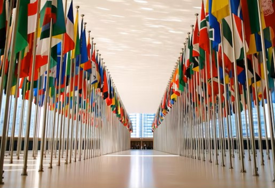 Мир не возникает сам по себе