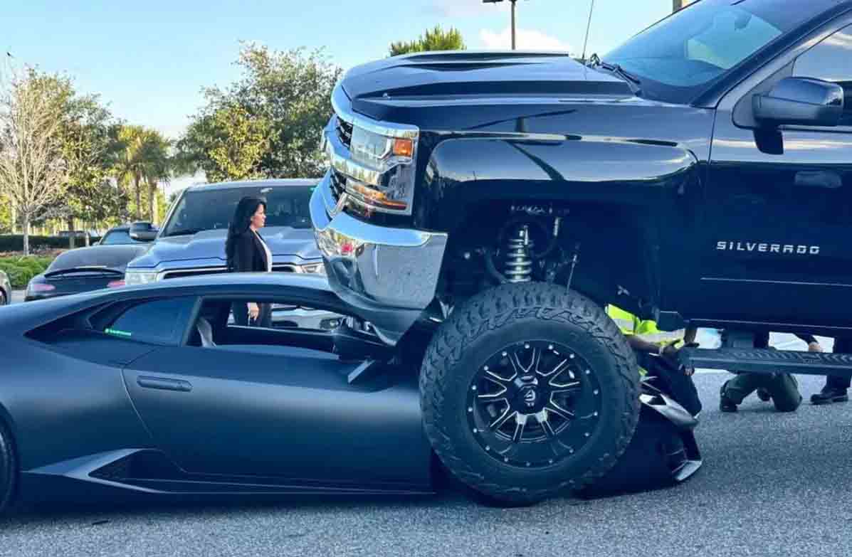 СМИ: В Майами внедорожник наехал на Lamborghini стоимостью более 300 000 долларов