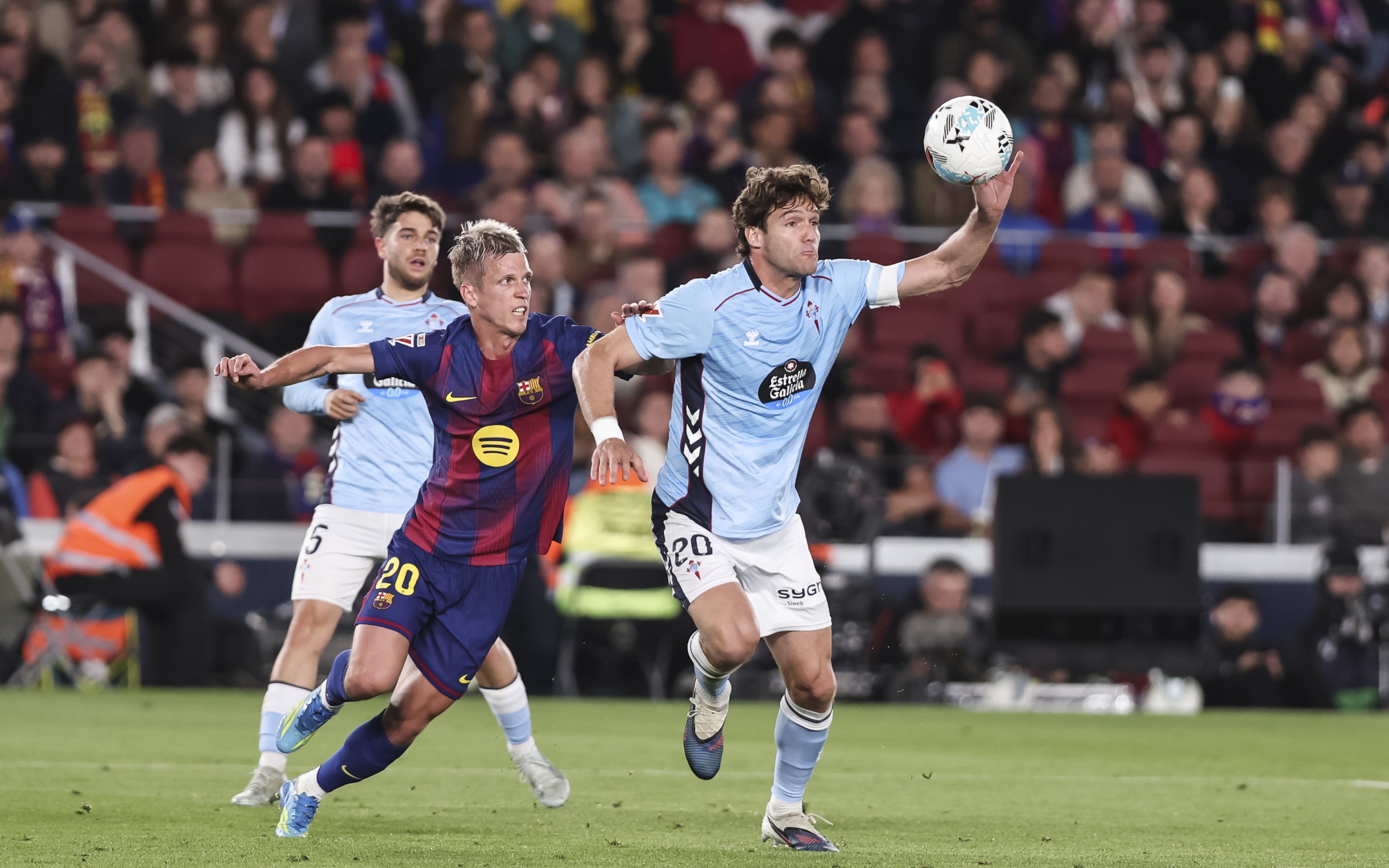 Матч "Барселоны" в чемпионате Испании приостановили для медпомощи болельщику